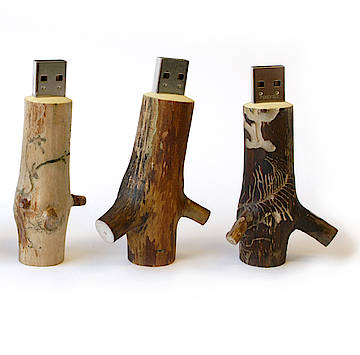 Jedes Stöckchen ein Unikat aus dem Wald - die Ooms USB-Sticks (Fotos: Glore Living)