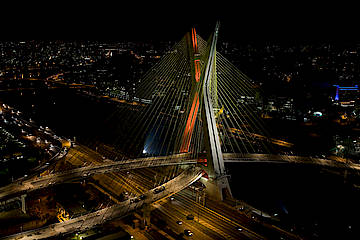 Richtiges Licht macht filigrane Details bei der Octavio-Frias-de-Oliveira-Brücke sichtbar (Fotos: Philips)