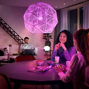Die Philips Hue Familie bietet ein komplettes Sortiment an Lampen, Leuchten sowie dem passenden Zubehör