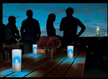 Bei den elektrischen Kerzen reicht zum "Anzünden" das Kippen des Glases. (Fotos: Philips)