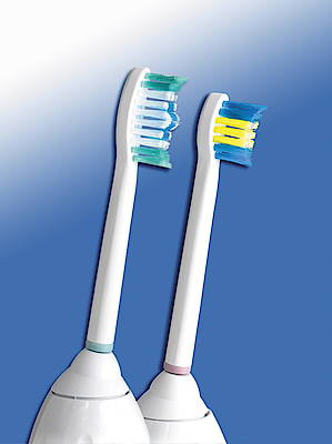 Neben dem Standard-Bürstenkopf sorgt der Mini-Kopf für die präzise Reinigung der Zahnzwischenräume