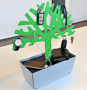 Die Äste des Baums nehmen elektronische Geräte und andere Kleinigkeiten auf (Fotos: Radius Design)