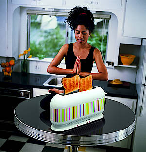 Weiß lackierte Oberflächen mit bunten Streifen - Toaster, Kaffeemaschine und Wasserkocher Stripes (Fotos: Russell Hobbs)