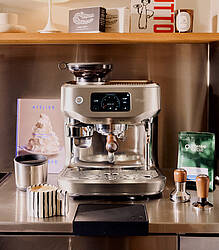 Die Oracle Dual Boiler vereint über ein Jahrzehnt an Oracle-Innovation und wurde speziell dafür entwickelt, Kaffee in Café-Qualität auch für zuhause zugänglich zu machen