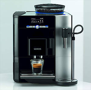Arbeitet mit doppelt gekapseltem Mahlwerk ganz leise: der Kaffeevollautomat EQ7 (Fotos: Siemens)