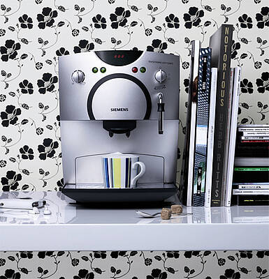 Nimmt nur wenig Raum ein und spart Energie - der Kaffeevollautomat TK58001. (Fotos: Siemens)