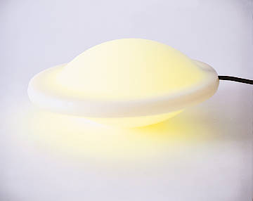 Silikon ist eine Lampe in Form einer fliegenden Umtertasse. (Fotos: Monica Förster)