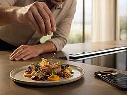 Der CulinaryCoach wird zum intelligenten Begleiter im Kochalltag: Er verbindet App und Backofen, überträgt die passenden Einstellungen und unterstützt bei der Zubereitung – für mehr Sicherheit, weniger Aufwand und Ergebnisse, die gelingen. (Foto:Miele)