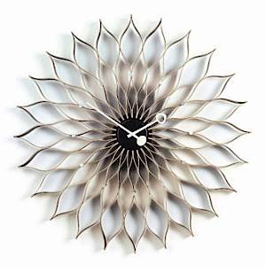 Die Sunflower Clock ist aus Birkenfurnier gemacht. (Fotos: Vitra)