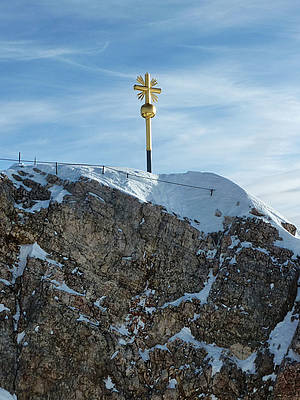 Symbolisch für höchstes Niveau - das Gipfelkreuz der Zugspitze