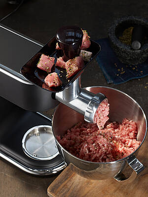 In Zusammenarbeit mit Beef!, dem beliebten Kochmagazin für Männer, kommt die WMF Profi Plus Küchenmaschine jetzt als Beef! Special Edition auf den Markt