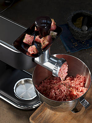 In Zusammenarbeit mit Beef!, dem beliebten Kochmagazin für Männer, kommt die WMF Profi Plus Küchenmaschine jetzt als Beef! Special Edition auf den Markt