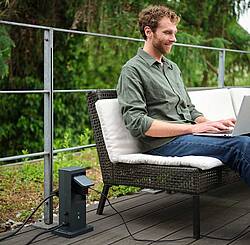 Den Anschluss mehrerer Geräte gleichzeitig macht das OSRAM SMART+ WiFi Outdoor Terminal möglich – Parallel fungiert die Lösung zudem als WLAN-Repeater und erweitert WLAN-Zonen im Freien für bis zu 15 drahtlose Geräte um 45 Meter
