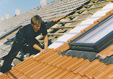 Nicht nur im Sommer: Ein Thermodach lässt sich bei jedem Wetter verlegen. Ohne Handwerker und Schmutz im Haus wird das Dach von außen in schmalen Streifen auf- und umgedeckt