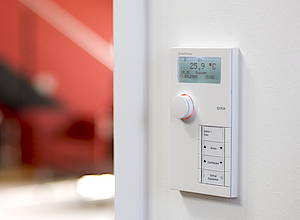 Intelligente Gebäudetechnik hilft beim Energiesparen. Eine KNX/EIB Instabus-Installation ermöglicht ein Energiemanagement, das exakt auf die Bedürfnisse der Bewohner ausgerichtet ist. Steuern lässt sich die Haustechnik beispielsweise über den Gira SmartSensor<br>(Fotos: Gira)
