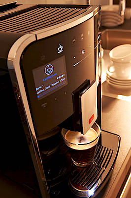 18 leckere Kaffeespezialitäten lassen sich mit der neuen Melitta Caffeo Barista zubereiten; zahlreiche Funktionen erleichtern außerdem Handhabung und Pflege