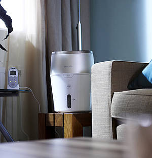 Für die optimale Luftfeuchtigkeit zuhause empfehlen sich Geräte wie die Philips Luftbefeuchter Series 2000