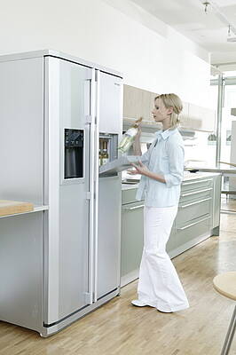 Das neue Side-by-Side-Modell in Platinum Silber passt in jede Küchenzeile<br>(Fotos:Samsung)
